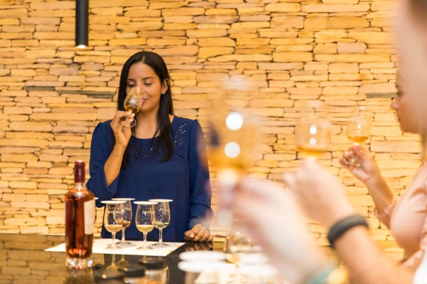 Mujer catando ron Santa Teresa 1796