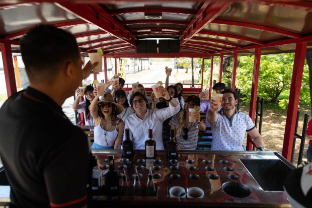 Grupo de personas en la bus de la ruta Hacienda Santa Teresa